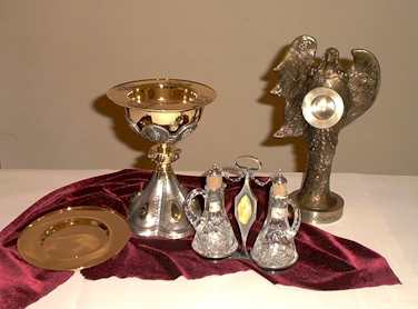 i doni offeriti durante la Celebrazione (a destra: il RELIQUIARIO di Sant'Orsola)