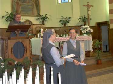 la Madre Generale Jolanta Olech presenta le due suore missionarie: sr.Margherita e sr.Rosa Nita 