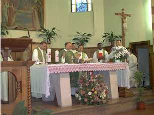 la S.Messa - concelebrazione 21 giugno 2002 - Parrocchia di SS.Maria Assunta, Primavalle (Roma)