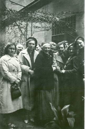 Madre Orsola con le 'Olafitki' a Primavalle -  aprile 1938