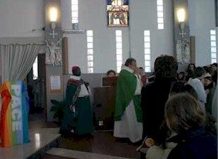 il Vescovo Desiderius con il parroco don Simone Di Vito, nella Parrocchia Sant'Albina
