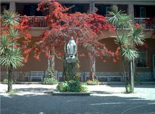 "Stella Maris" - la statua situata nel giardino delle suore Orsoline S.C.G.A. Qui, nel mese di maggio si svolge la preghiera parrocchiale del Rosario mariano.