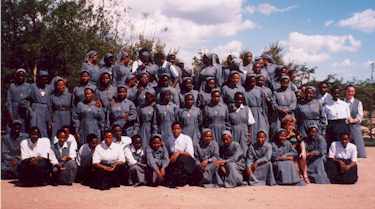 la giovent religiosa della Missione Mkiwa insieme agli ospiti pervenuti per il X anniversario della Missione delle Suore Orsoline S.C.G.A. in Tanzania